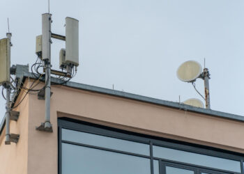 Fizikos mokslų daktaras atsako: kaip veikia 5G ryšys ir kodėl po bokštu gyventi yra saugu?