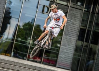 Geram BMX  dviratininkui svarbu mokėti kristi