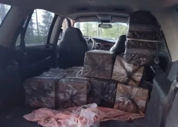 Kontrabandininkai spruko palikę ir automobilį su cigaretėmis, ir kitus savo daiktus (foto)