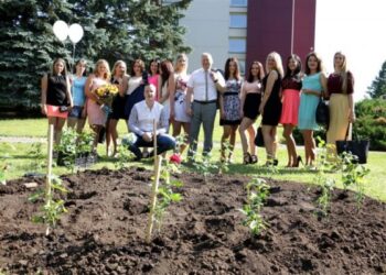 Alytaus profesinio rengimo centro mokslo metų pabaigos proga pasodinta rožių alėja