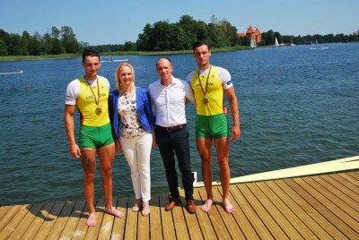 Brolius (iš kairės) Andrių ir Vytautą Lapatiukus su antrąja vieta ir sidabro medaliais sveikino (viduryje) rajono savivaldybės merė E. Rudelienė ir Trakų rajono kūno kultūros ir sporto centro direktorius M. Čiras. Sigitos Nemeikaitės nuotr. 