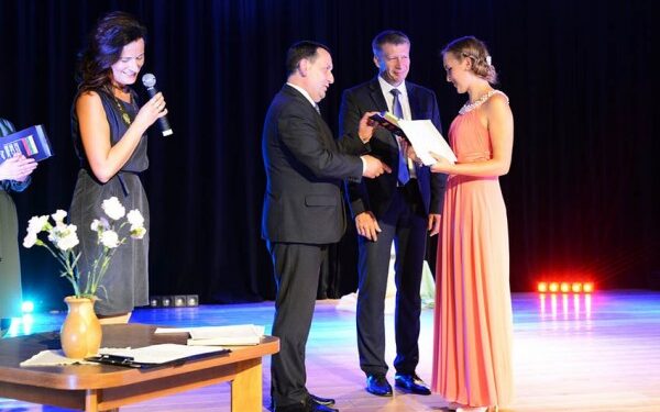 Daugų Vlado Mirono gimnazijos abiturientus pasveikino ir trispalves jiems dovanojo vicemeras A. Balčiūnas