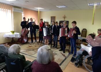 Simno gimnazijos pavasarinė dovana Miroslavo globos namų gyventojams