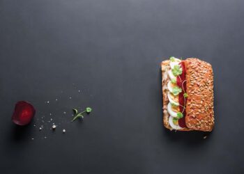 Sumuštinis su kiaušiniu, burokėliais ir rūkyta skumbre