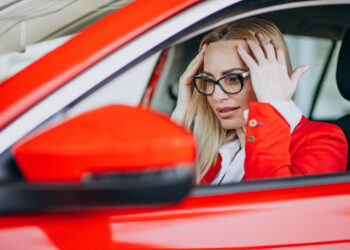 Vairuotoja automobilyje