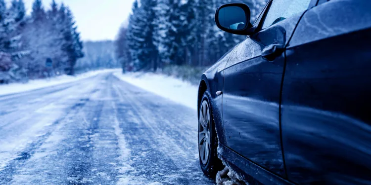 Automobilis žiemą / Freepik nuotr.