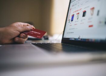 Apklausa: lietuviai gruodį švenčia taip, kad finansinė „dieta“ tęsiasi ir sausį